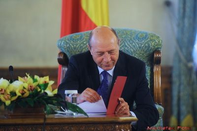 Traian Basescu: TVR trebuie desfiintata si reinfiintata pe baze noi. Sunt afaceri de familie acolo