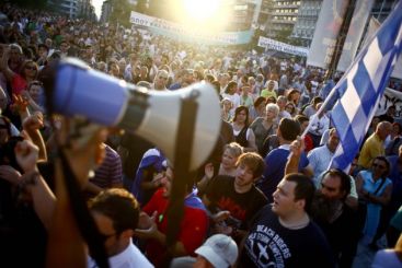 Romanii stabiliti in Grecia: Nu ne mai permitem un concediu de 2 ani. Ne-am retras toti banii de la banci