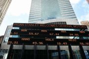 Morgan Stanley, una dintre cele mai mari banci americane, prognozeaza un deficit de dolari de 2.000 miliarde, la nivel global