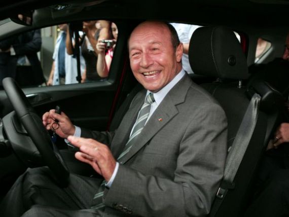 Traian Basescu a cumparat primul model Ford B-MAX lansat la Craiova. GALERIE FOTO