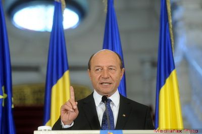 Traian Basescu: Cei care n-au reusit in profesie si se impodobesc cu titluri false sa iasa din politica
