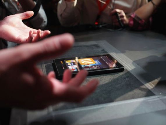 Dupa tableta, lanseaza si un smartphone. Compania care vrea sa ingenuncheze Apple si Samsung mai face un pas in lupta cu rivalii