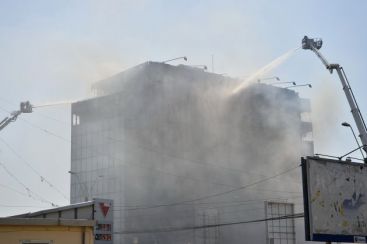 Cladirea de birouri afectata de incendiul din sectorul 6 apartine unui irakian, care are in Romania afaceri in comert VIDEO