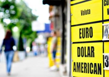Record dupa record. Noi maxime istorice la BNR: curs de 4,5495 lei/euro si 3,7274 lei/dolar. Rate si facturi mai mari VIDEO