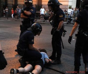 Spaniolii nu mai vor sa tina cura de austeritate. Batai cu politia, pe strazile Madridului. Masurile care vor afecta sute de mii de romani. VIDEO