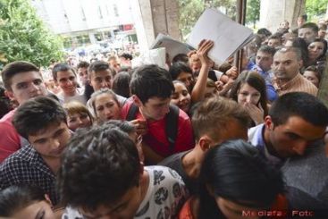 ASEdiu la Stiinte Economice si Agronomie. S-au calcat in picioare la inscriere: Cu facultatile acestea gasim mai usor o slujba. VIDEO