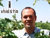 
	Andr&eacute;s Iniesta, unul dintre starurile Barcelonei, isi aduce vinurile la Bucuresti
