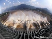 
	Cel mai mare baraj din lume. Apa revarsata genereaza puterea a 5 reactoare nucleare. 1, 4 milioane de oameni au lucrat la el. FOTO
