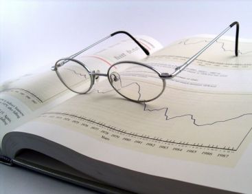 Din valtoarea politicii, direct la testul FMI. De astazi, Guvernul trebuie sa convinga Fondul ca poate mari salariile sau reduce TVA