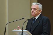 Atac dur al guvernatorului BNR la adresa politicienilor: Gura bate fundul. Cine nu stie sa dialogheze sa plece acasa