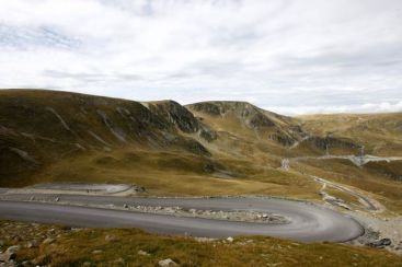 Istoria soselei dintre nori . Cel mai spectaculos drum din Europa de Sud-Est, aflat in Romania, atrage turistii straini ca un magnet