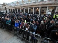 	Compania unde fiecare angajat valoreaza 10 milioane de dolari. Lumea sta la coada cu cortul ca sa prinda produsele lor
