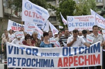 Dupa 21 de ani, directorul general al Oltchim demisioneaza. Ponta catre angajatii protestatari: Nu speriati investitorii