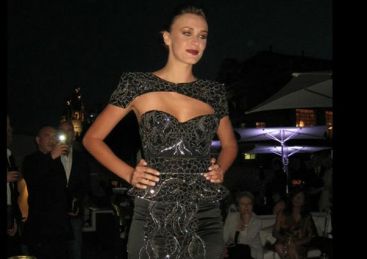 Ce mai scumpa rochie din lume este batuta cu diamante negre si costa 3,5 mil. lire sterline. Cum arata bijuteria de 13 kg