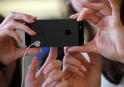 Apple a vandut peste 5 milioane de iPhone-uri 5 in 3 zile. Cook: Cererea e incredibila. Muncim din greu