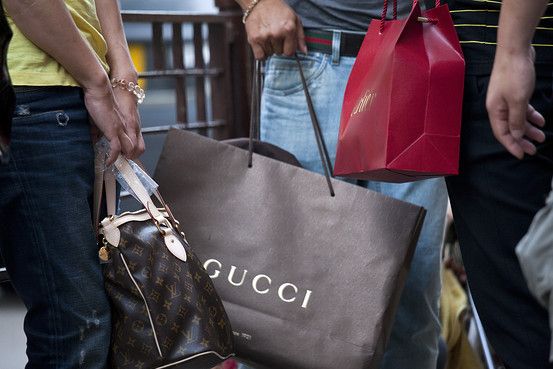 Declinul brandurilor de lux. Gucci, Omega si Vuitton, in pericol pe a doua mare piata a lumii
