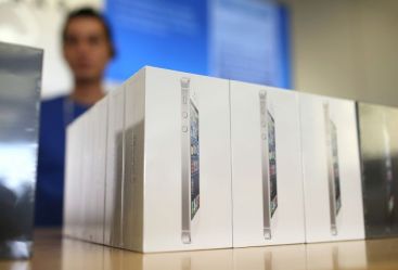 Nerabdarea se plateste scump. Fanii Apple scot din buzunar si 1.500 euro pentru iPhone 5, dublu fata de pretul din magazine