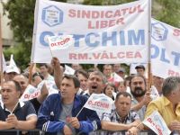 
	Protestele continua la Oltchim. Aproape 500 de angajati isi cer salariile restante
