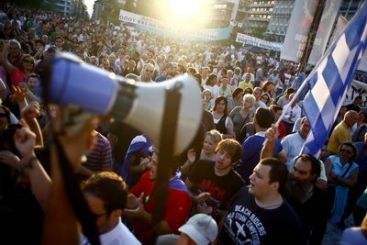 Violente la Atena si Salonic. 30.000 de greci in greva generala au protestat fata de masurile de austeritate