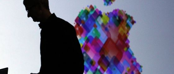 Directorul Apple face ceea ce n-a facut niciodata un oficial al companiei: le cere scuze clientilor si-i directioneaza catre rivali