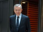 Proprietarul Louis Vuitton, cel mai bogat om din Europa, decorat de regina Marii Britanii
