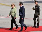 Angela Merkel a ajuns in Grecia pentru prima data de la inceputul crizei: Statul elen a facut progrese. Vreau sa ramana in zona euro . Violente la Atena