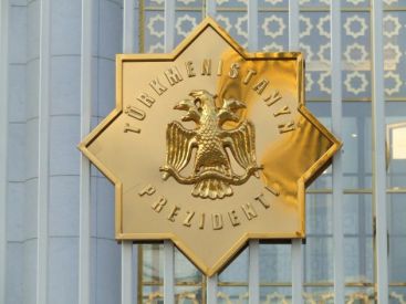 Basescu in Turkmenistan, al doilea partener comercial al Romaniei din Asia: a plantat un copac si a mancat paine si sare