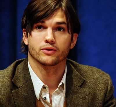 Ashton Kutcher este cel mai bine platit actor de televiziune in 2012. Topul Forbes