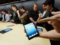 
	Grandoarea Apple a apus. Doar cateva persoane au asteptat lansarea la vanzare a tabletei iPad Mini, in Noua Zeelanda
