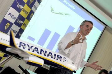 Compania aeriana Ryanair renunta la centurile de siguranta si scaunele din avion