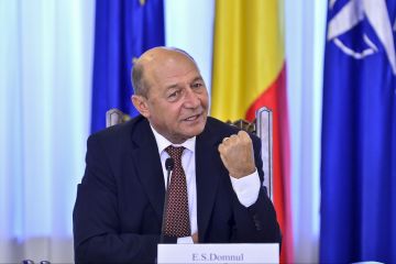 Basescu: Desemnez un premier care sa serveasca interesului national. Am cerut remanierea Guvernului