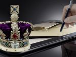 Regina Marii Britanii adauga o tableta Samsung la Colectia Regala