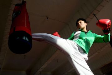 Noul simbol al avutiei in China: femeia bodyguard. VIDEO
