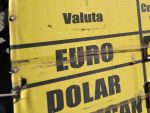 Cursul a fluctuat usor peste 4,46 lei/euro in prima ora a sedintei interbancare