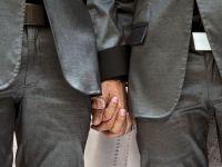 Legea privind casatoria intre persoane de acelasi sex in Franta a fost promulgata de presedintele Francois Hollande
