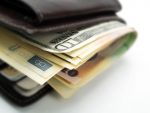 UE vrea sa limiteze bonusurile bancherilor la maximum dublul salariului fix