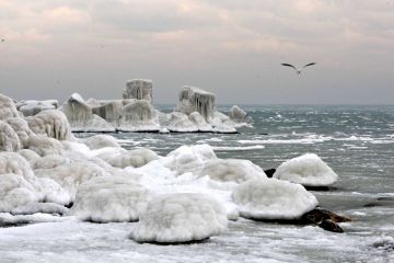 Iarna s-a dezlantuit. Marea Neagra ofera la Constanta spectacolul naturii