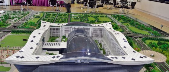Chinezii bat record dupa record. Complexul gigant unde se ridica cea mai mare cladire din lume si unde soarele va straluci 24 de ore