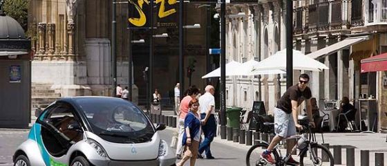 Spaniolii si americanii au rezolvat problema locurilor de parcare. Construiesc masina care se pliaza. GALERIE FOTO