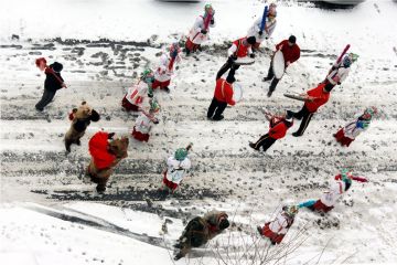 Traditia colindului, o afacere pentru unii. Cat castiga in aceste zile