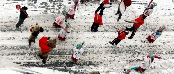 Traditia colindului, o afacere pentru unii. Cat castiga in aceste zile