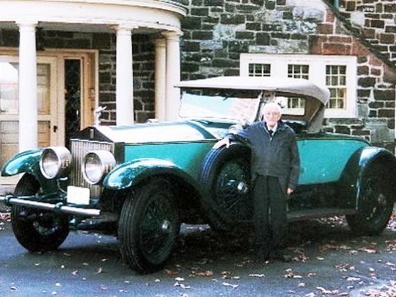 Povestea de dragoste ireala dintre un om si o masina. Ea are 84 de ani, el a avut 102 si i-a lasat 1.000.000 $ cand a murit