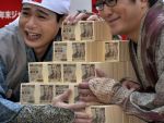 Ce e in spatele prabusirii dramatice a yen-ului japonez. Povestea economica ce a atras atentia intregii lumi