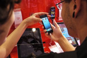 Gadgeturile care au revolutionat anul 2012: Pielea antiglont si telefoanele mobile rezistente la apa. VIDEO