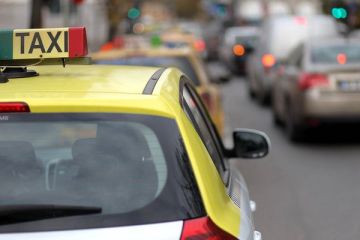 Singura regula a taximetristilor in noaptea de Revelion: Dai bani multi daca nu vrei sa mergi pe jos. Tarifele au crescut si de 3 ori