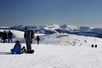 Preturile pachetelor turistice au intrat la apa. Cat costa acum o vacanta la schi ori intr-o destinatie exotica