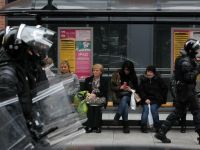 Noua agenti de politie, raniti in confruntari cu protestatarii din Irlanda de Nord