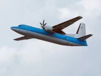 Pasager violent, legat cu banda adeziva de scaunul unui avion