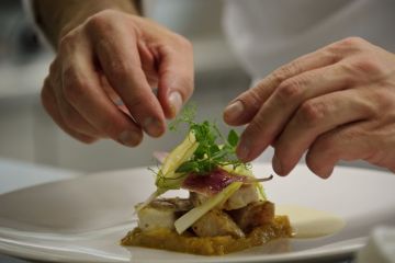 Bucatarii prefera sa cumpere de pe piata locala, in loc sa importe. Trendurile anului 2013 in materie de gastronomie