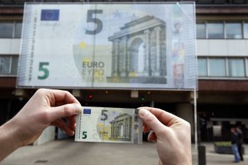 Europa a schimbat banii. Noile bancnote de 5 euro au intrat in circulatie